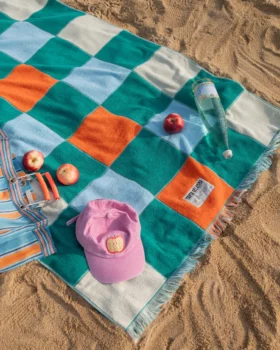 Serviette de plage damier vert orange ciel